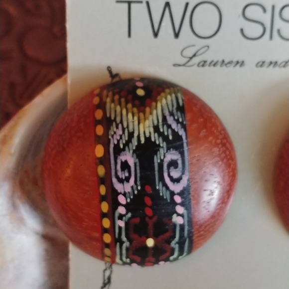 Vintage Two Sisters Wood Post Earrings - Picture 2 of 3